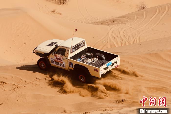 圖為高原沙漠機車越野挑戰(zhàn)賽現(xiàn)場?！≠F南縣委宣傳部供圖