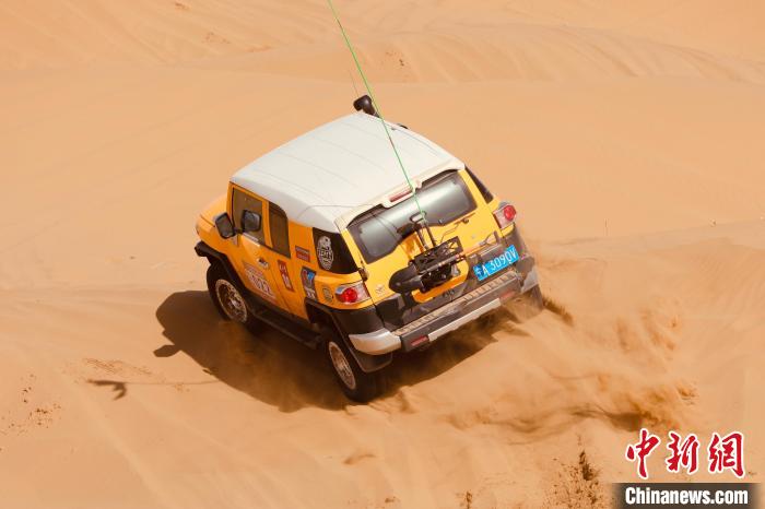 圖為高原沙漠機車越野挑戰(zhàn)賽現(xiàn)場?！≠F南縣委宣傳部供圖