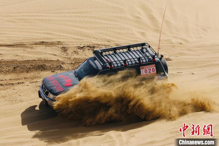 圖為高原沙漠機車越野挑戰(zhàn)賽現(xiàn)場?！≠F南縣委宣傳部供圖