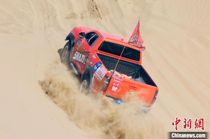 圖為高原沙漠機車越野挑戰(zhàn)賽現(xiàn)場?！≠F南縣委宣傳部供圖