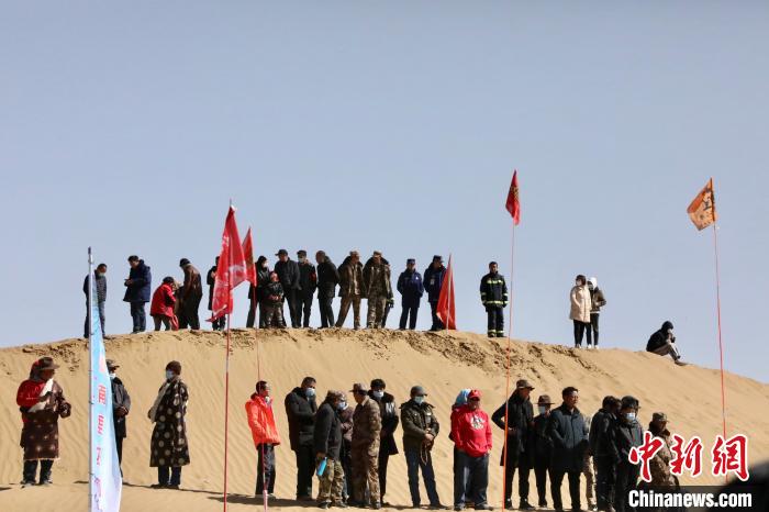 圖為來自各地的觀眾觀看比賽。　貴南縣委宣傳部供圖