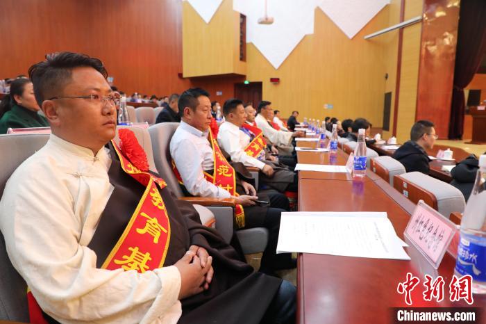圖為玉樹州民族團(tuán)結(jié)進(jìn)步創(chuàng)建工作推進(jìn)會現(xiàn)場。　胡貴龍 攝