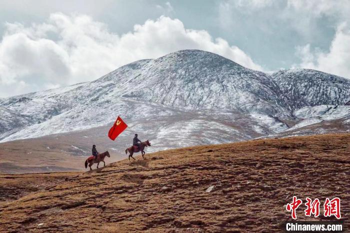 圖為青海省治多縣索加鄉(xiāng)干部群眾。(資料圖) 治多縣委宣傳部 供圖