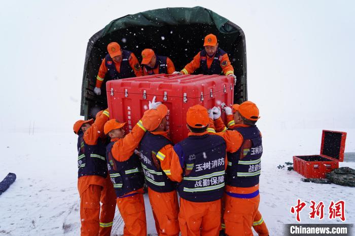 青海玉樹消防高原礪劍零下15度開展地震實(shí)戰(zhàn)演練