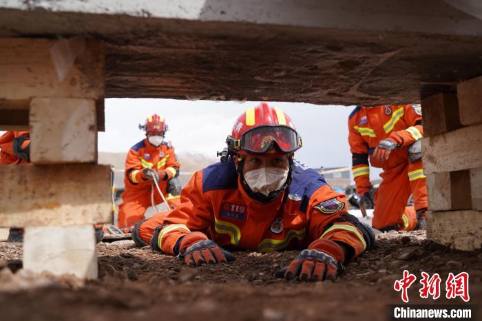 圖為地震實(shí)戰(zhàn)拉動(dòng)現(xiàn)場(chǎng)，參演人員正在進(jìn)行頂撐救援項(xiàng)目?！∮駱湎拦﹫D