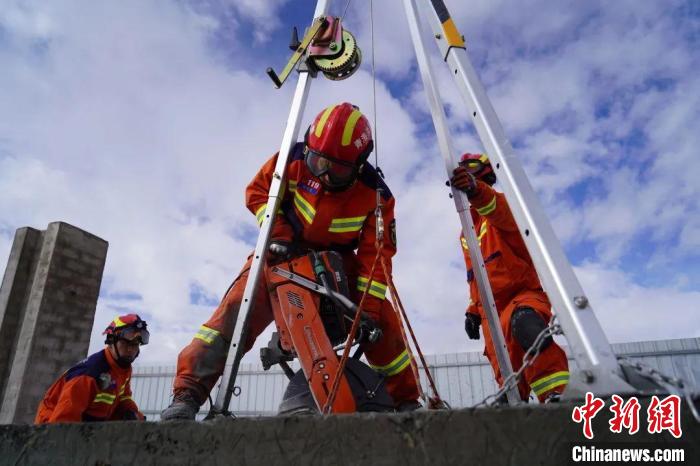 圖為地震實(shí)戰(zhàn)拉動(dòng)現(xiàn)場(chǎng)，參演人員正在進(jìn)行垂直救援項(xiàng)目?！∮駱湎拦﹫D