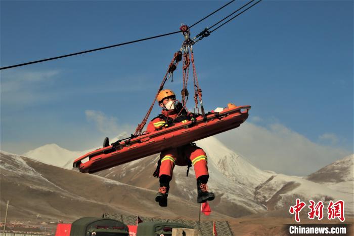 圖為地震實(shí)戰(zhàn)拉動(dòng)現(xiàn)場(chǎng)，參演人員正在進(jìn)行懸崖救助項(xiàng)目。　玉樹消防供圖