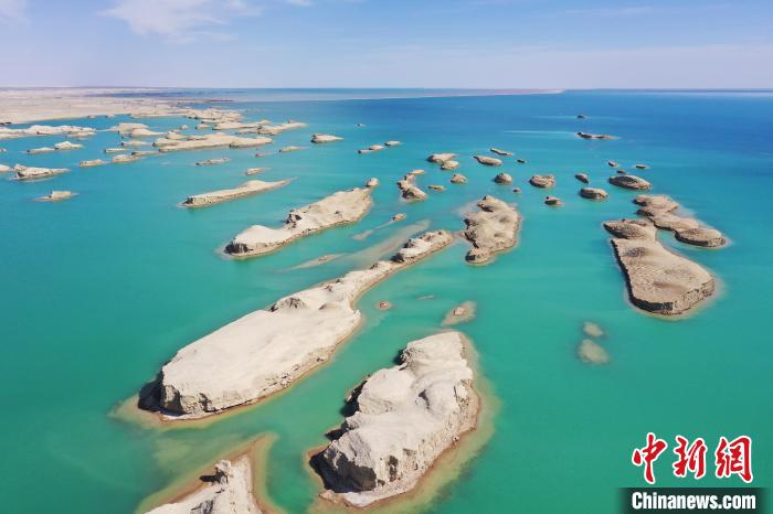 航拍青海大柴旦烏素特水上雅丹奇特景觀。　馬銘言 攝