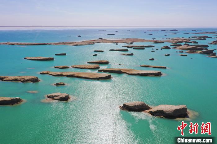 航拍青海大柴旦烏素特水上雅丹奇特景觀?！●R銘言 攝