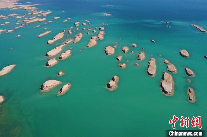 航拍青海大柴旦烏素特水上雅丹奇特景觀?！●R銘言 攝