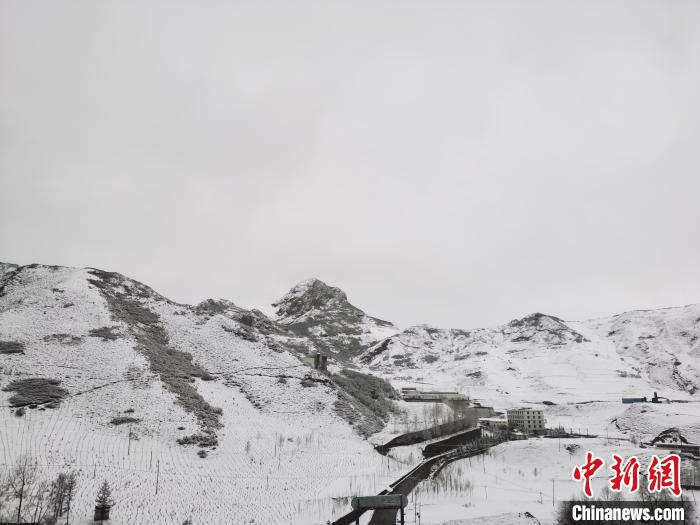 圖為青海省東南部的青沙山區(qū)域銀裝素裹?！?zhí)砀?攝