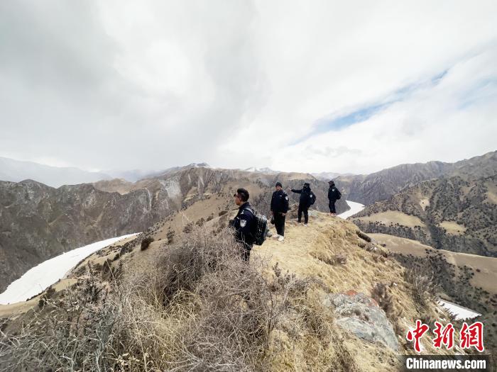 圖為曲麻萊縣崗當(dāng)村的生態(tài)管護(hù)人員開(kāi)展巡護(hù)。　丁巴達(dá)杰 攝