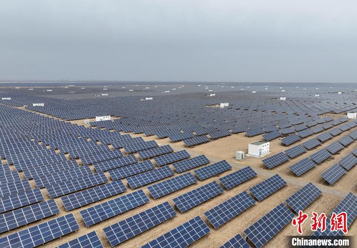 圖為航拍青海省海南藏族自治州共和縣塔拉灘光伏產(chǎn)業(yè)園?！∑钤鲚?攝