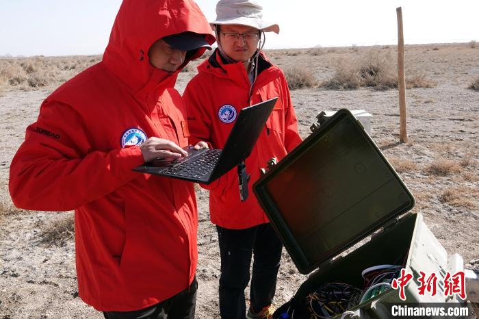 格爾木草地站，青藏科考隊(duì)員采集觀測(cè)數(shù)據(jù)?！?lt;a target='_blank' href='/'><p  align=