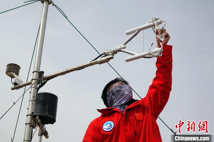 格爾木草地站，青藏科考隊(duì)員維護(hù)科研設(shè)備?！?lt;a target='_blank' href='/'><p  align=