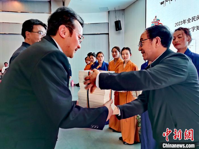 圖為贈送叢書?！?zhí)砀?攝