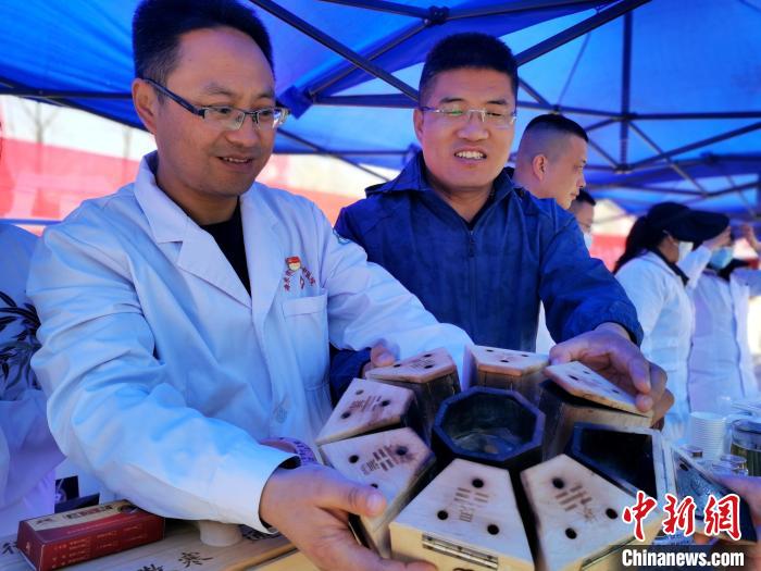 圖為青海省海東市樂(lè)都區(qū)中醫(yī)院八卦灸展示?！?zhí)砀?攝