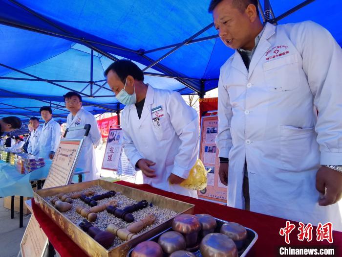 圖為青海省循化縣的國(guó)家級(jí)非遺項(xiàng)目尤闕療法的器械展示?！?zhí)砀?攝