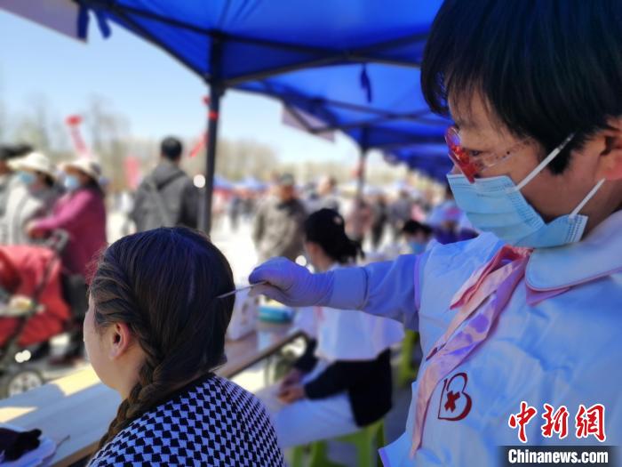 圖為刮痧?！?zhí)砀?攝