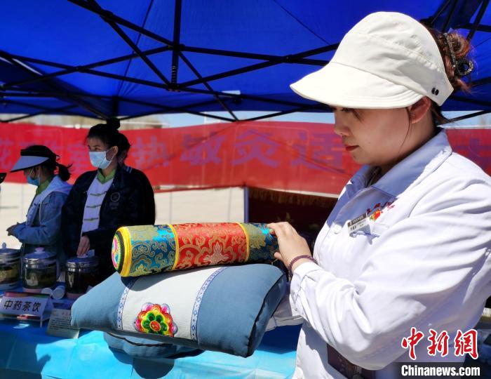 圖為青海省互助縣的中藥枕頭。　張?zhí)砀?攝