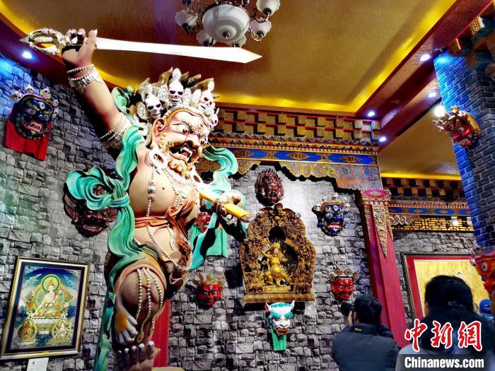 青?！敖鹕鹊亍睙嶝暎禾瓶?、泥塑璀璨奪目