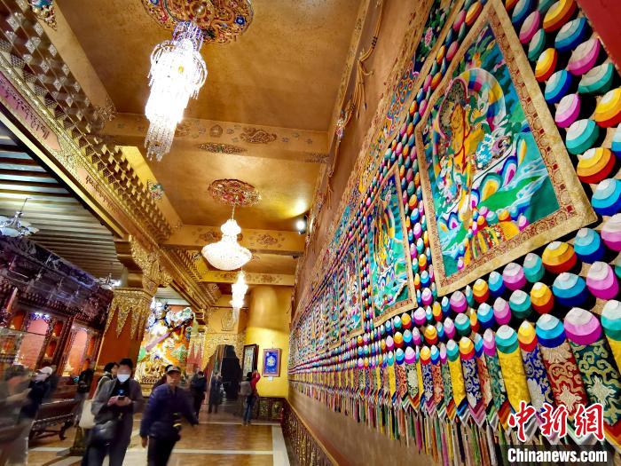 圖為仁俊畫(huà)院內(nèi)的堆繡?！?zhí)砀?攝