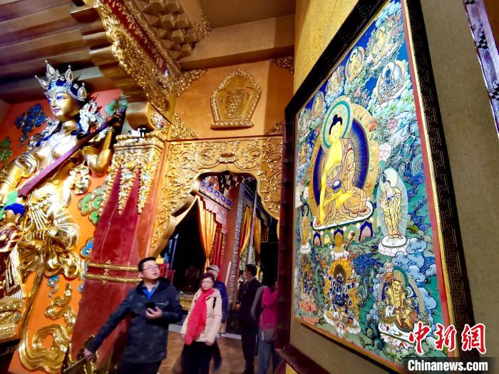 圖為仁俊畫(huà)院內(nèi)的唐卡?！?zhí)砀?攝