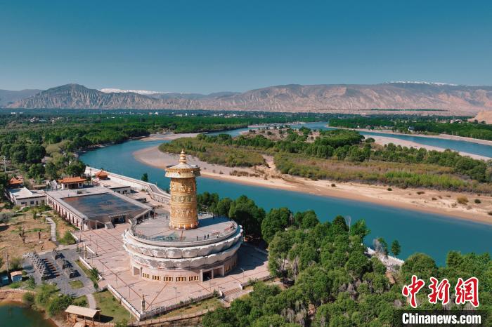 航拍青海貴德黃河岸畔綠意濃濃?！≮w凜松 攝