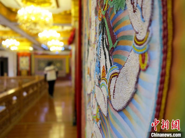 圖為黃南州同仁市熱貢龍樹畫苑內(nèi)的珍珠唐卡?！?zhí)砀?攝