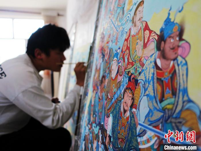 圖為熱貢龍樹畫苑內(nèi)的學(xué)徒繪畫唐卡。　張?zhí)砀?攝
