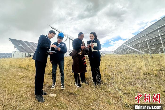 圖為稅務干部上門開展稅費輔導?！》劫F龍 攝