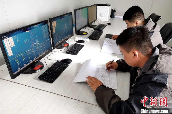 圖為光伏發(fā)電項(xiàng)目升壓站監(jiān)控室?！±铍h 攝