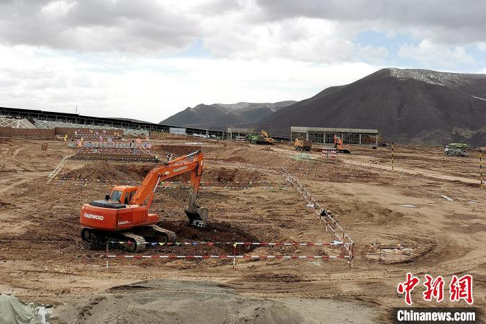 圖為光伏發(fā)電項(xiàng)目施工區(qū)正在抓緊施工?！±铍h 攝