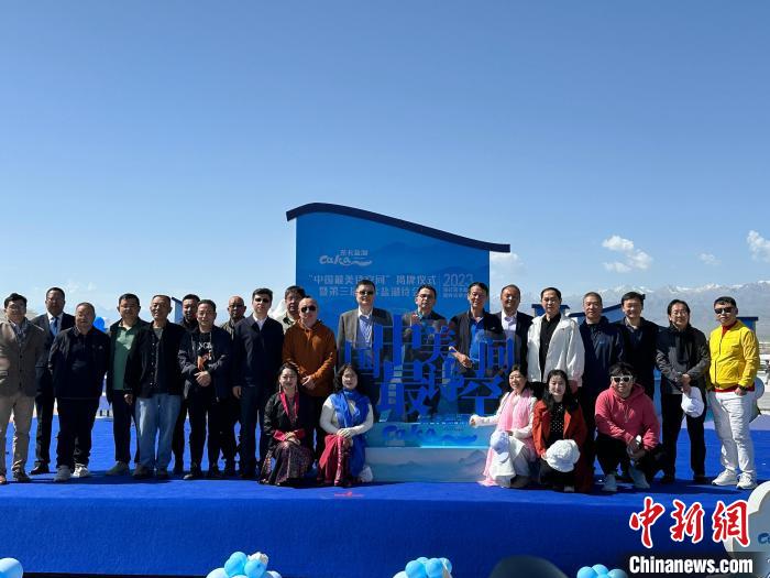 圖為國內(nèi)眾多詩人在茶卡鹽湖景區(qū)合影?！⒀?攝