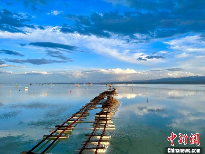 圖為茶卡鹽湖景區(qū)風(fēng)光。　劉洋 攝