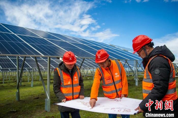 施工技術(shù)人員正在認(rèn)真核查柯拉一期光伏電站相關(guān)設(shè)計數(shù)據(jù)等?！⒅铱?攝