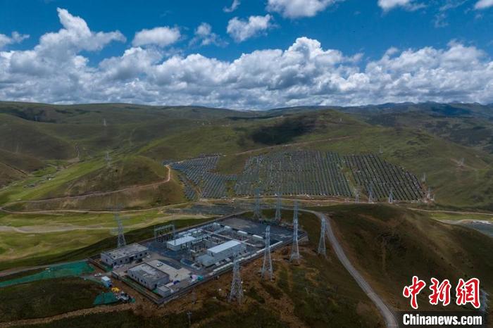 航拍建成投運(yùn)的柯拉一期光伏電站升壓站?！⒅铱?攝