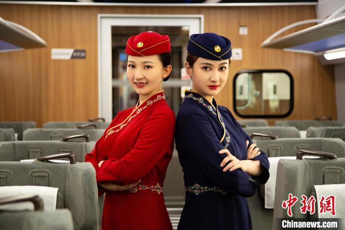 圖為整體色彩以“深藏青”和“喇嘛紅”為主調(diào)的西格段“復(fù)興號”動車組乘務(wù)員新制服?！±罾?攝