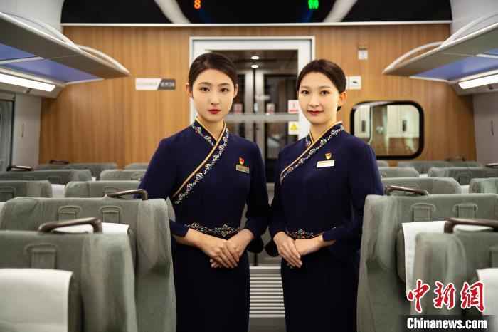 圖為整體色彩以“深藏青”為主調(diào)的西格段“復(fù)興號”動車組乘務(wù)員新制服。　李磊 攝