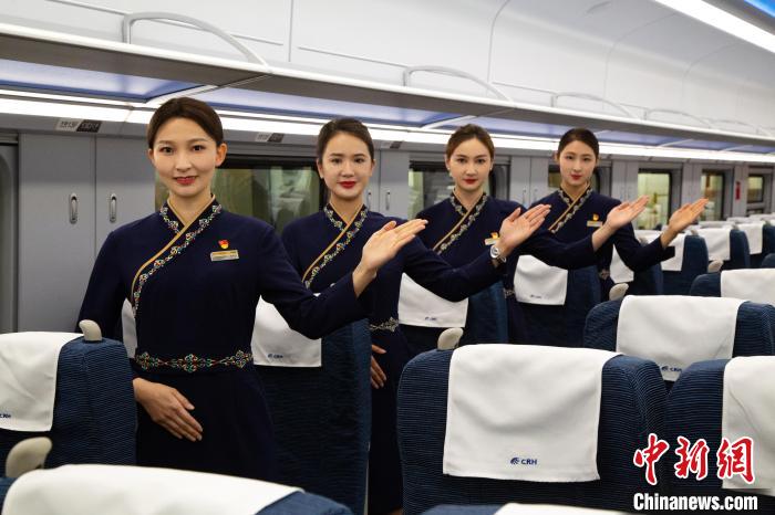 圖為身穿新制服的青藏鐵路西格段“復(fù)興號”動車組乘務(wù)員?！±罾?攝
