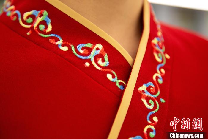 圖為新制服領(lǐng)口點(diǎn)綴有蒙古特色的烏力吉紋繡花?！±罾?攝