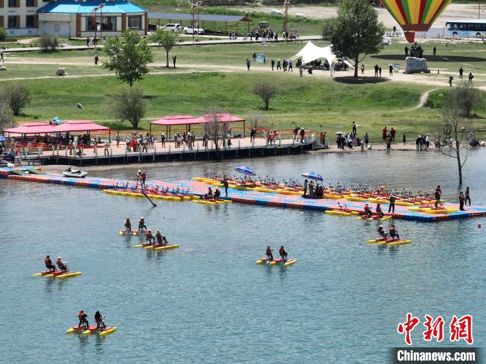 圖為航拍游客青海湖二郎劍景區(qū)體驗娛樂項目?！∑钤鲚?攝