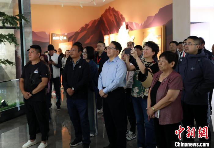 圖為臺商參訪祁連山國家公園生態(tài)科普館?！⊙Φ?攝