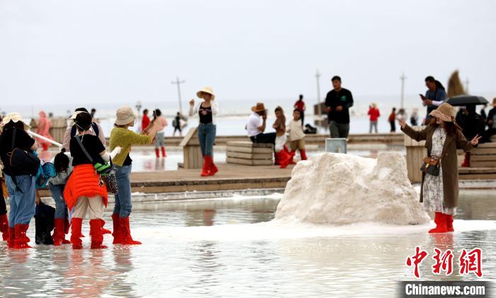 圖為游客在茶卡鹽湖拍照?！⊙Φ?攝