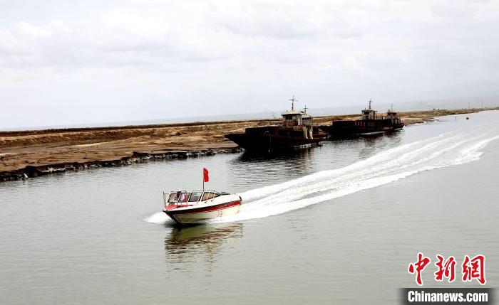 圖為茶卡鹽湖?！⊙Φ?攝