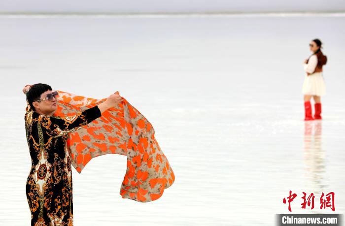 圖為游客在茶卡鹽湖拍照?！⊙Φ?攝