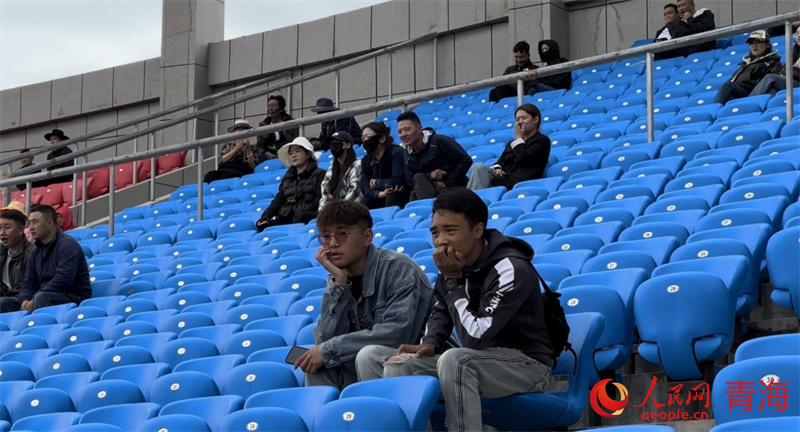 現(xiàn)場(chǎng)觀看“州超”的觀眾。人民網(wǎng) 劉沛然攝