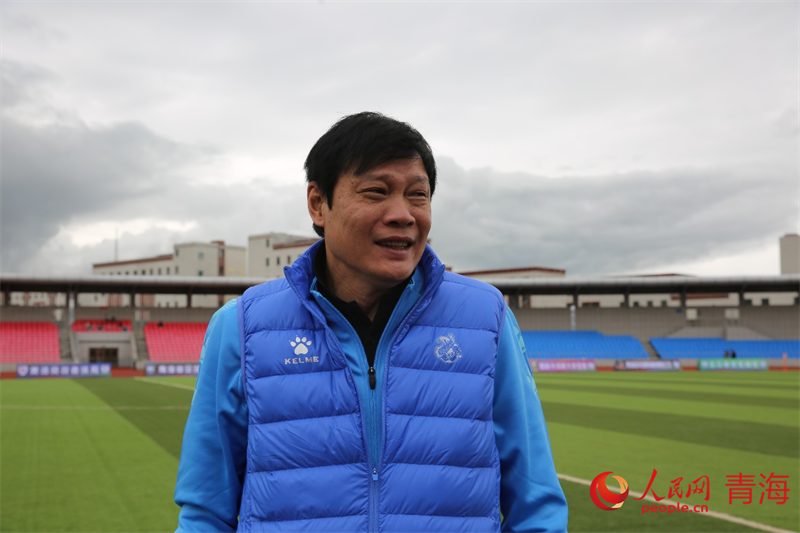 中場(chǎng)休息時(shí)與球員交流的范志毅。人民網(wǎng) 馬可欣攝