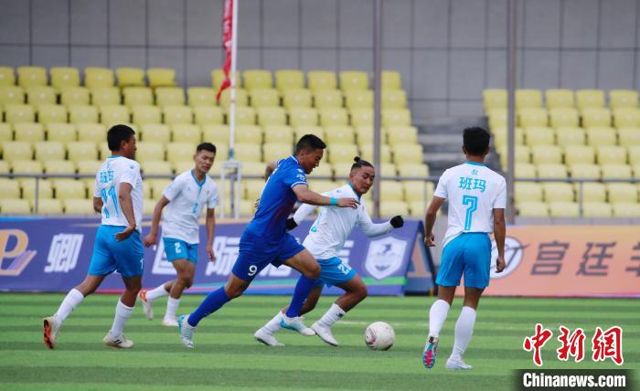 圖為班瑪隊(duì)(白)與達(dá)日隊(duì)在球場進(jìn)行比拼?！●R銘言 攝