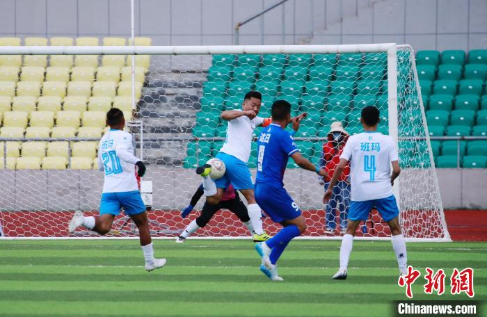 圖為班瑪隊(duì)(白)與達(dá)日隊(duì)在球場進(jìn)行比拼?！●R銘言 攝